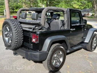 2010 Jeep Wrangler Mountain Edition - miniatura 28