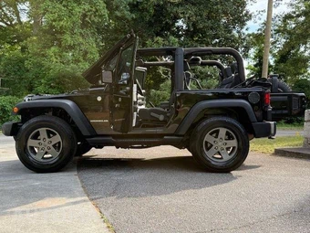 2010 Jeep Wrangler Mountain Edition - miniatura 39
