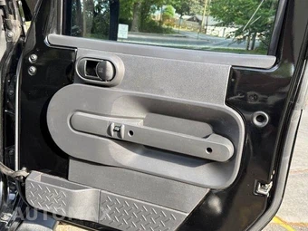 2010 Jeep Wrangler Mountain Edition - miniatura 50