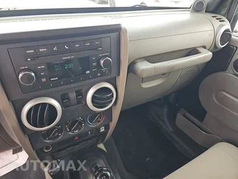 2010 Jeep Wrangler Sahara - miniatura 11