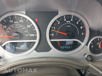 2010 Jeep Wrangler Sahara - miniatura 12