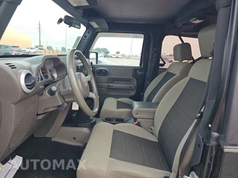2010 Jeep Wrangler Sahara - miniatura 7