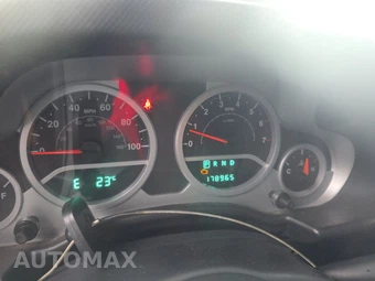 2010 Jeep Wrangler Unlimited Islander Edition - miniatura 12