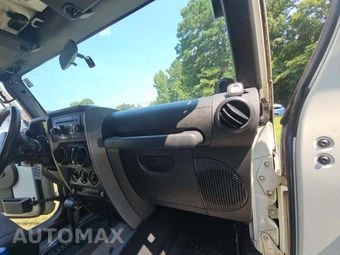 2010 Jeep Wrangler Unlimited Islander Edition - miniatura 19