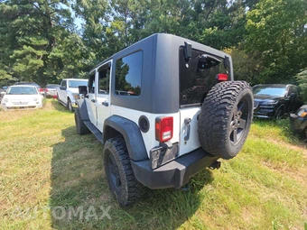 2010 Jeep Wrangler Unlimited Islander Edition - miniatura 2