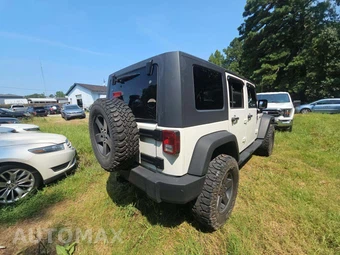 2010 Jeep Wrangler Unlimited Islander Edition - miniatura 3