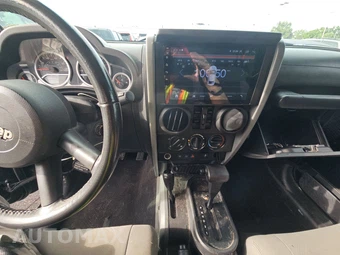 2010 Jeep Wrangler Unlimited Rubicon - miniatura 11