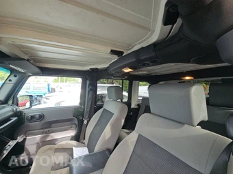 2010 Jeep Wrangler Unlimited Rubicon - miniatura 17