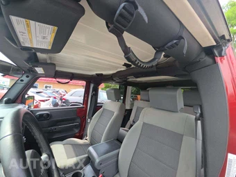 2010 Jeep Wrangler Unlimited Sahara - miniatura 11