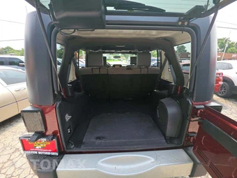 2010 Jeep Wrangler Unlimited Sahara - miniatura 14