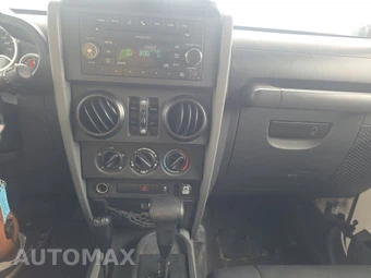 2010 Jeep Wrangler Unlimited Sahara - miniatura 11