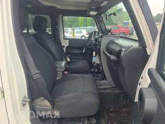 2010 Jeep Wrangler Unlimited Sahara - miniatura 8