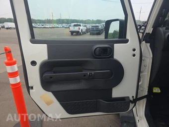 2010 Jeep Wrangler Unlimited Sahara - miniatura 9
