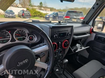 2010 Jeep Wrangler Unlimited Sahara – miniatura 14