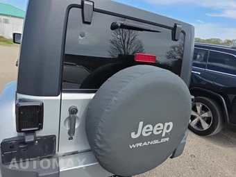 2010 Jeep Wrangler Unlimited Sahara – miniatura 5
