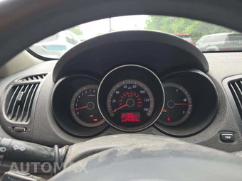 2010 Kia Forte LX Sedan – miniatura 9