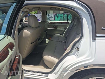 2010 Lincoln Town Car Signature Limited – miniatura 10