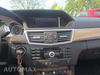 2010 Mercedes-Benz E 350 4MATIC Sedan - miniatura 10
