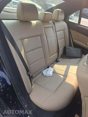 2010 Mercedes-Benz E 350 4MATIC Sedan - miniatura 16