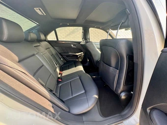 2010 Mercedes-Benz E 350 Sedan - miniatura 13