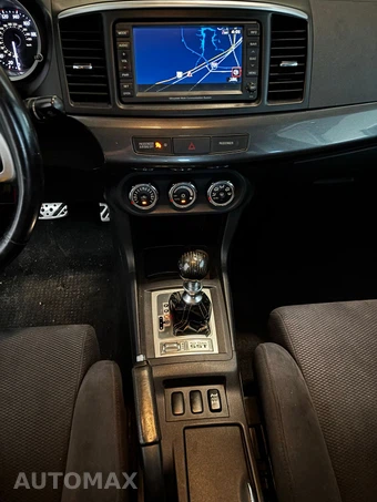 2010 Mitsubishi Lancer Evolution SE - miniatura 14