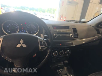 2010 Mitsubishi Lancer Sportback GTS Hatchback – miniatura 11