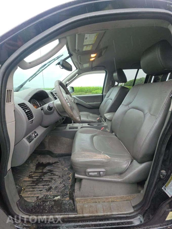 2010 Nissan Frontier LE Crew Cab Medium Bed – miniatura 3
