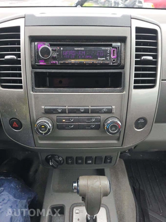 2010 Nissan Frontier LE Crew Cab Medium Bed – miniatura 7