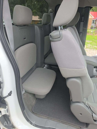 2010 Nissan Frontier XE Extended Cab Medium Bed – miniatura 13