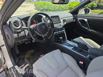 2010 Nissan GT-R Premium - miniatura 14