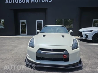 2010 Nissan GT-R Premium - miniatura 2