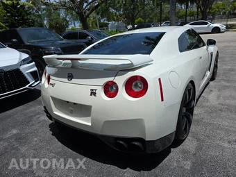 2010 Nissan GT-R Premium - miniatura 4