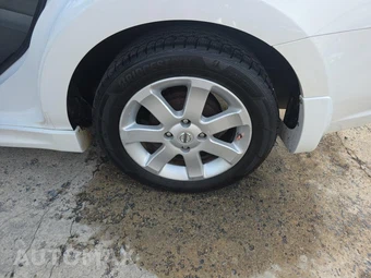 2010 Nissan Sentra 2.0 SR – miniatura 11