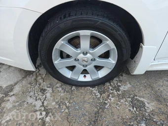 2010 Nissan Sentra 2.0 SR – miniatura 8