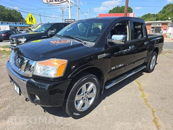 2010 Nissan TITAN SE Crew Cab Short Bed