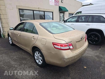 2010 Toyota Camry LE - miniatura 2