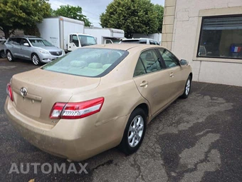2010 Toyota Camry LE - miniatura 3