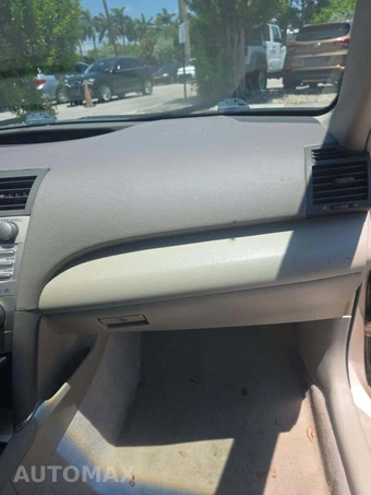 2010 Toyota Camry LE - miniatura 16