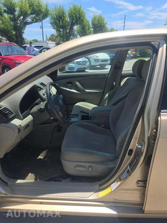 2010 Toyota Camry LE - miniatura 3