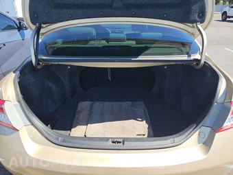 2010 Toyota Camry LE – miniatura 16