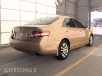 2010 Toyota Camry LE – miniatura 4