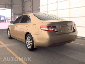 2010 Toyota Camry LE – miniatura 6