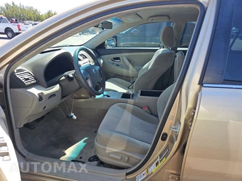 2010 Toyota Camry LE – miniatura 7