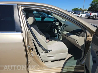 2010 Toyota Camry LE – miniatura 8