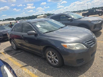 2010 Toyota Camry LE – miniatura 3