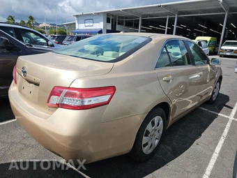 2010 Toyota Camry LE - miniatura 4