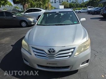 2010 Toyota Camry LE – miniatura 2