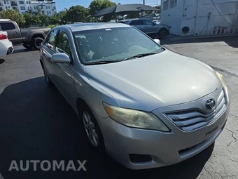 2010 Toyota Camry LE – miniatura 3