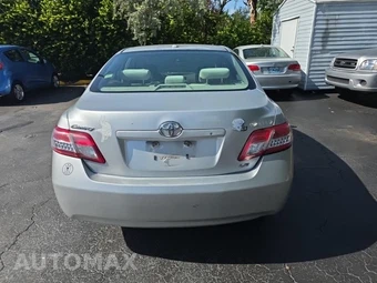 2010 Toyota Camry LE – miniatura 5