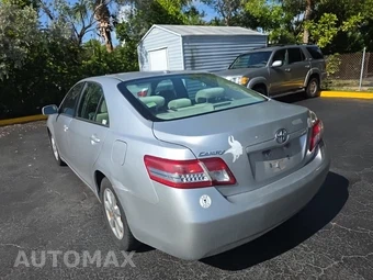 2010 Toyota Camry LE – miniatura 6